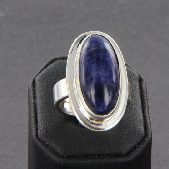 Sodalith-Cabochon-Ring, oval in Silber gefasst mit verstellbarer Ringschiene