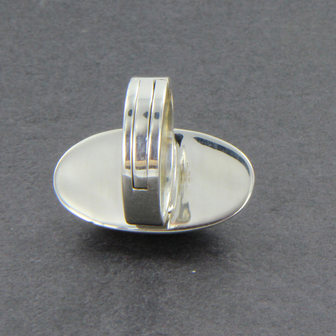 Sodalith-Cabochon-Ring, oval in Silber gefasst mit verstellbarer Ringschiene