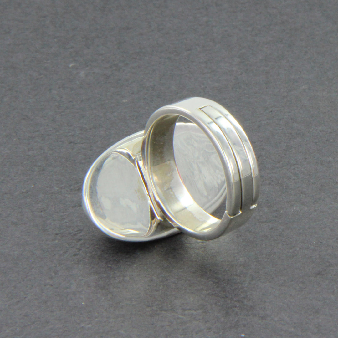 Sodalith-Cabochon-Ring, oval in Silber gefasst mit verstellbarer Ringschiene