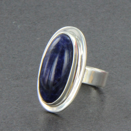 Sodalith-Cabochon-Ring, oval in Silber gefasst mit verstellbarer Ringschiene