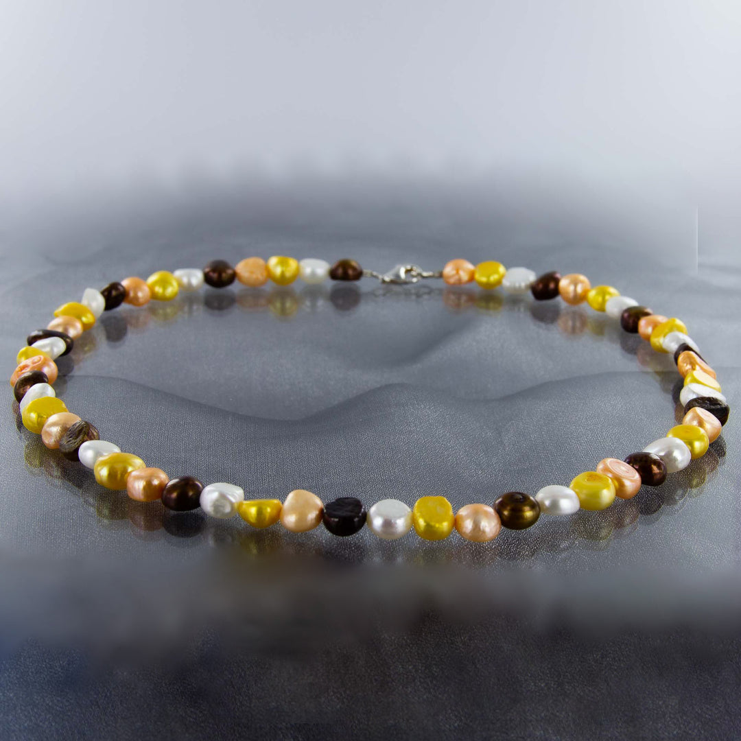 Mehrfarbige Perlenkette in den Farben Gelb, Weiß, Braun, Lachs mit Silber-Karabinerverschluss