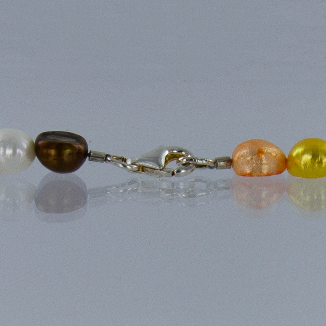 Mehrfarbige Perlenkette in den Farben Gelb, Weiß, Braun, Lachs mit Silber-Karabinerverschluss