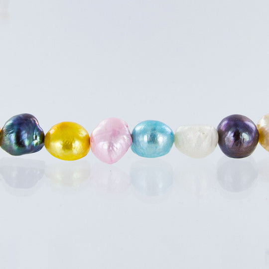 Bunte Perlenkette in Pastelltönnen, Rosa, Gelb, Hellblau und Grau