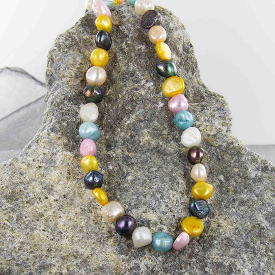 Bunte Perlenkette in Pastelltönnen, Rosa, Gelb, Hellblau und Grau
