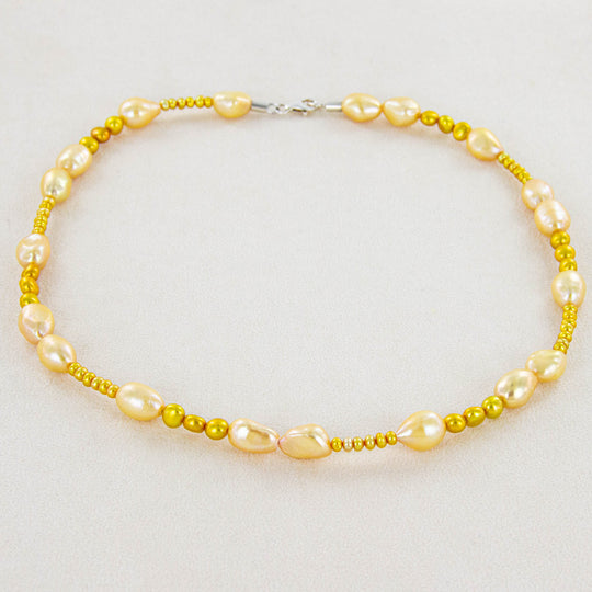 Perlenkette in Currygelb mit Keshi-Perle und Silberkarabiner
