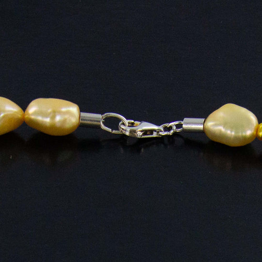 Perlenkette in Currygelb mit Keshi-Perle und Silberkarabiner