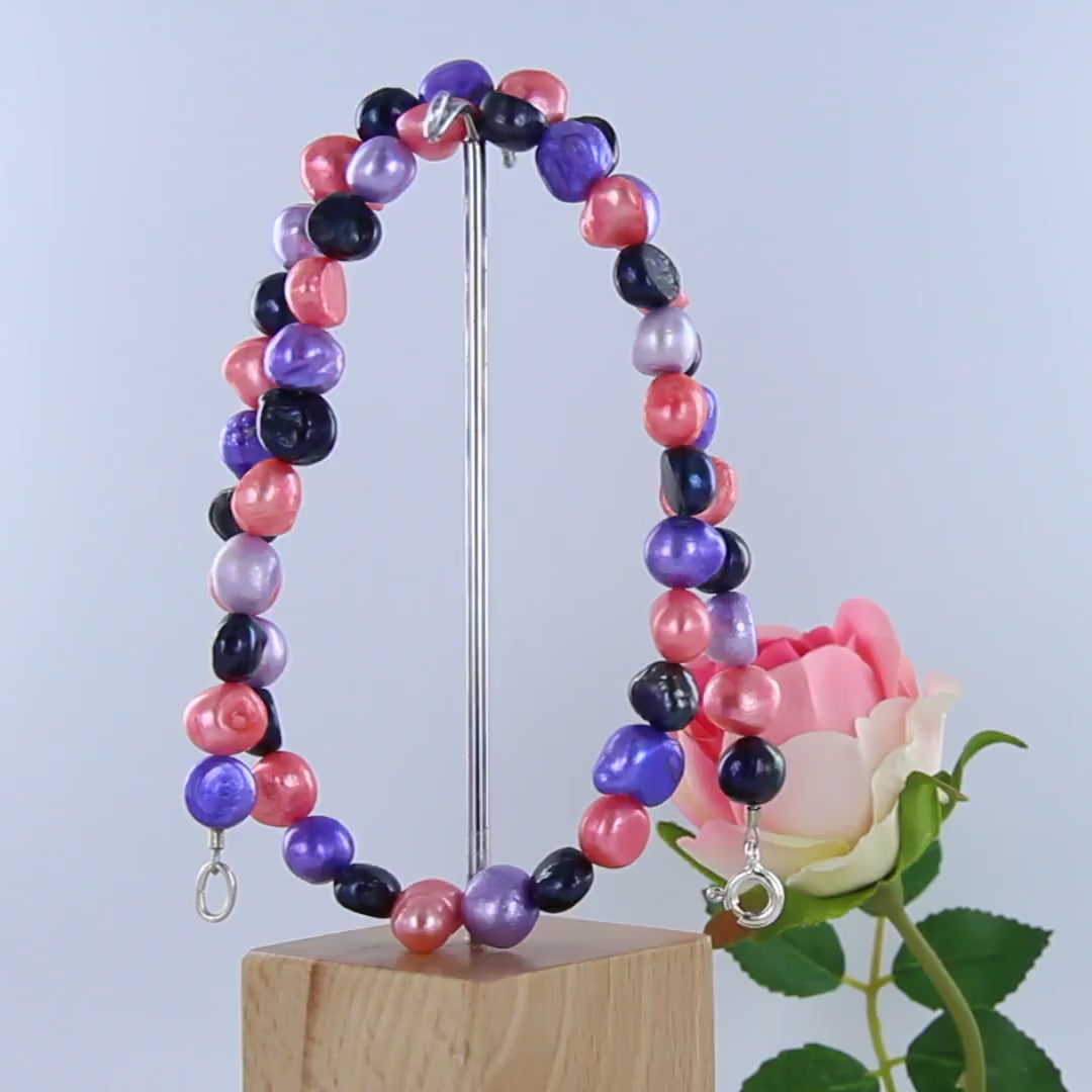 Mehrfarbige Perlenkette in kräftigen Farben: Violett, Lachs, Dunkelblau mit Silberfederring