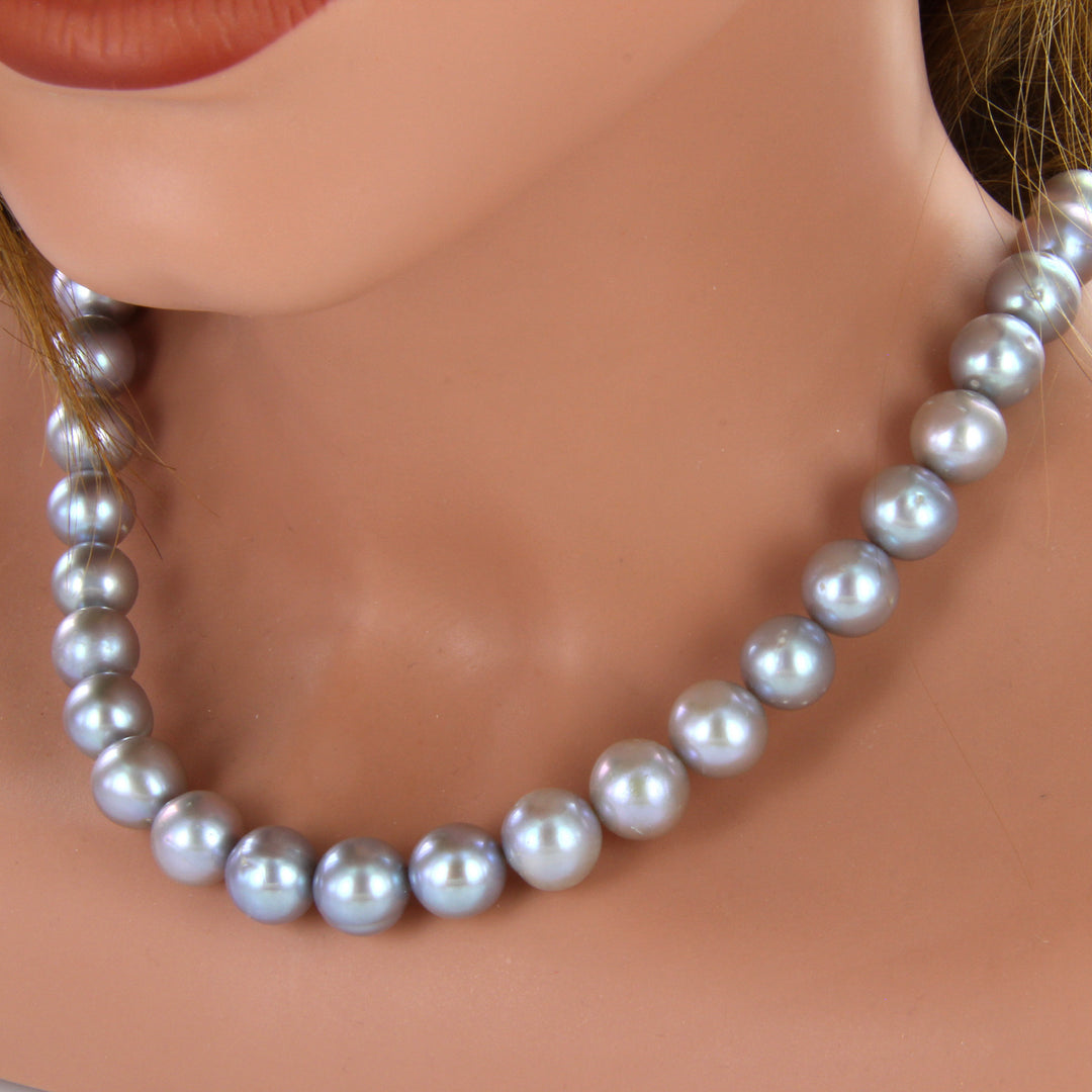 Perlenkette im strahlenden Silbergrau, klassische Süßwasser-Perlenkette