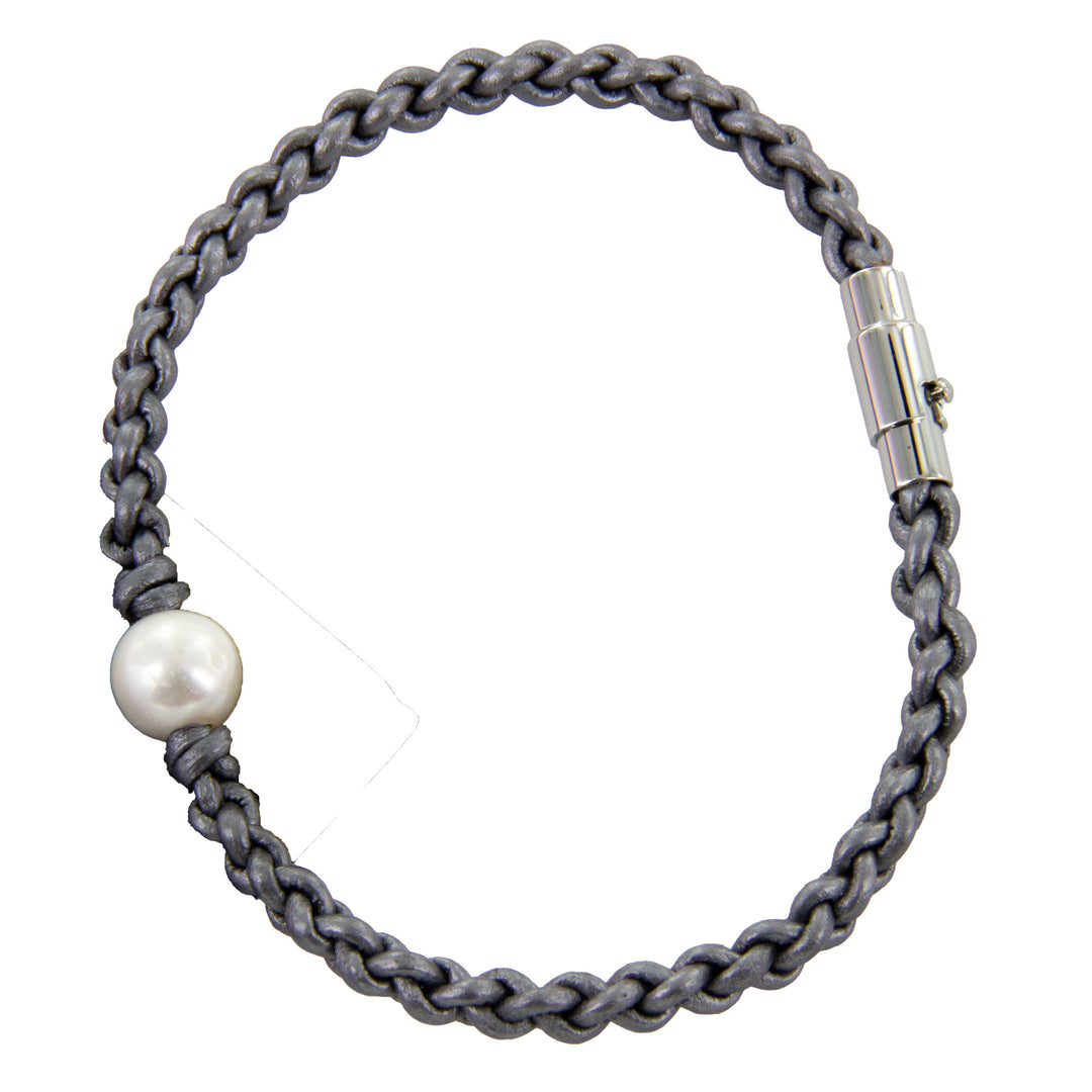 Lederarmband Silbergrau, geflochten mit Perle und magnetischem Drehverschluss