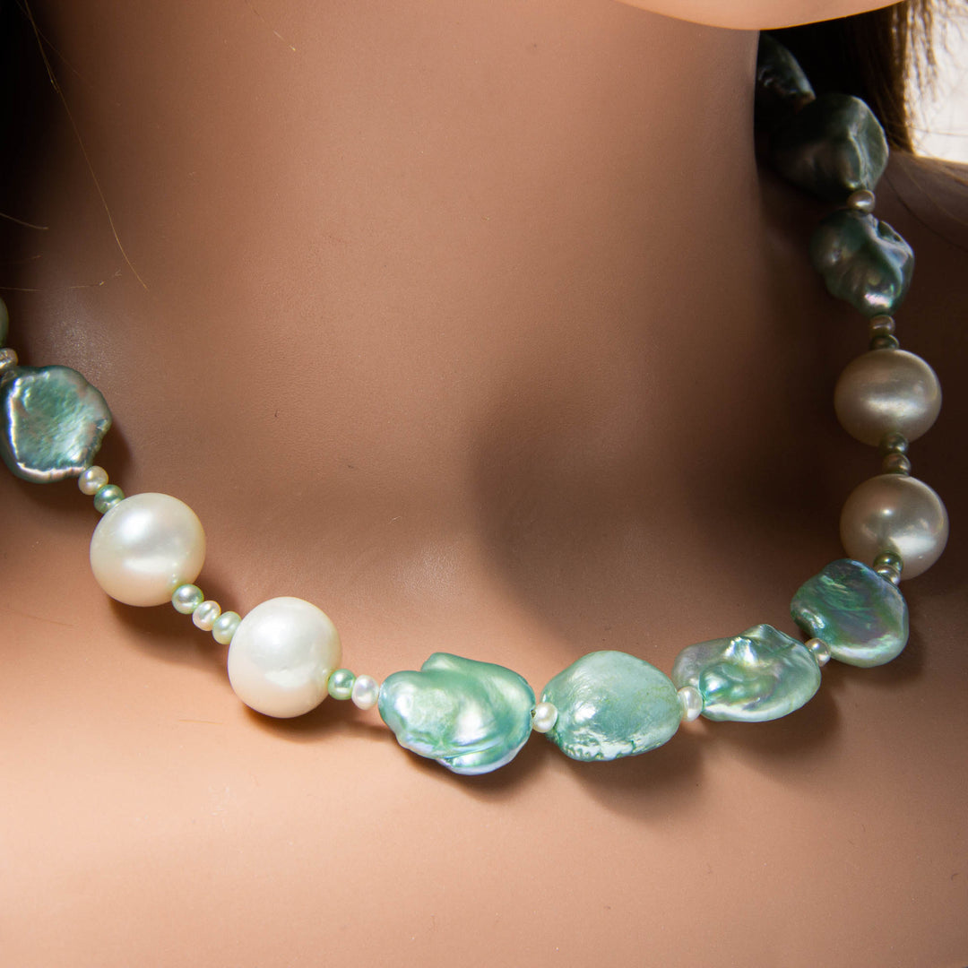 Halskette aus mintfarbenen Barockperlen und weißen Keshi-Perlen