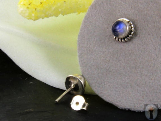 Mondstein-Ohrstecker mit 925er Silber halbe Rosette