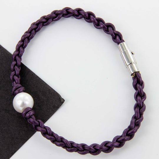 Lederarmband Violette, geflochten mit Perle und Magnetdrehverschluss