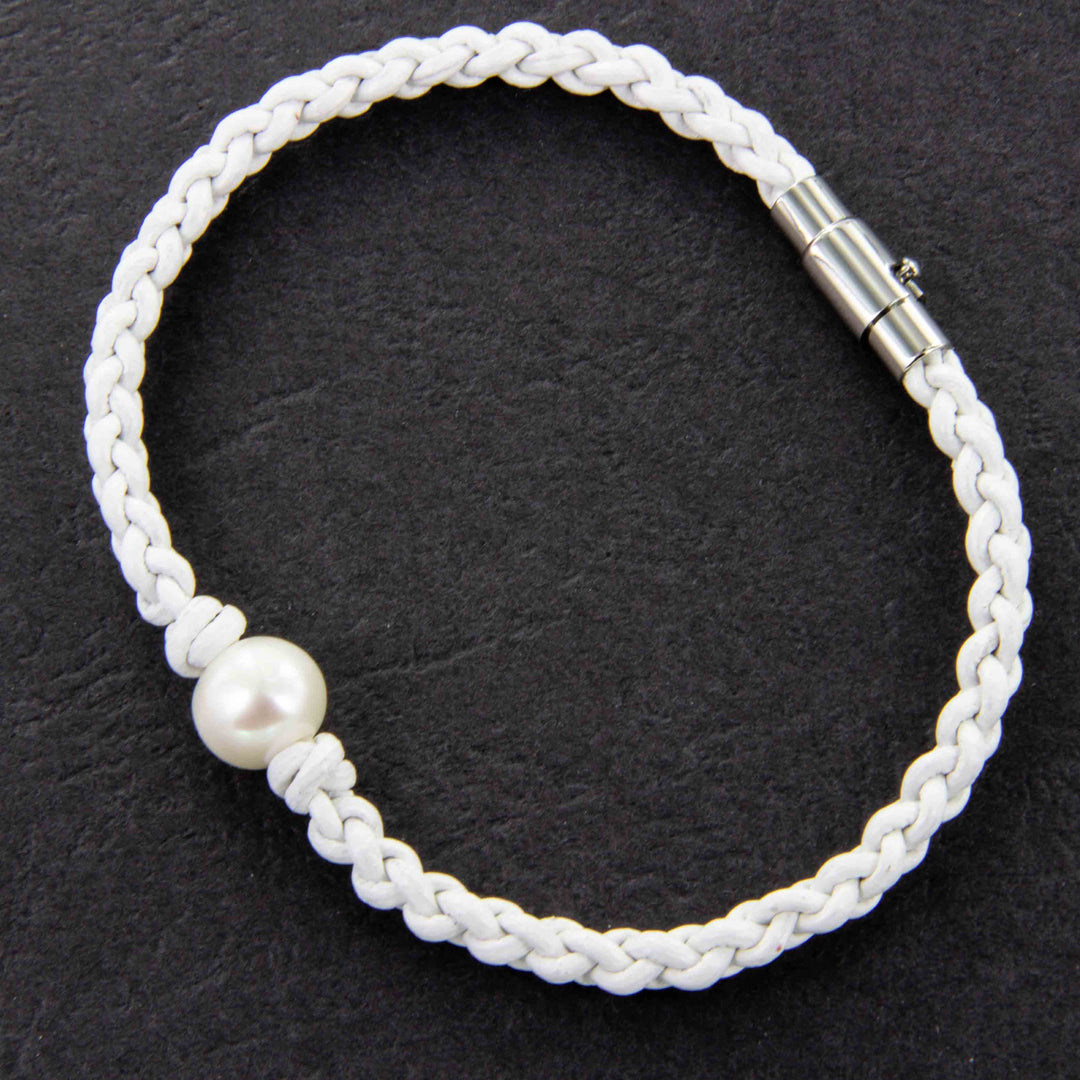 Lederarmband Weiß, geflochten mit Perle und Edelstahl-Magnetdrehverschluss